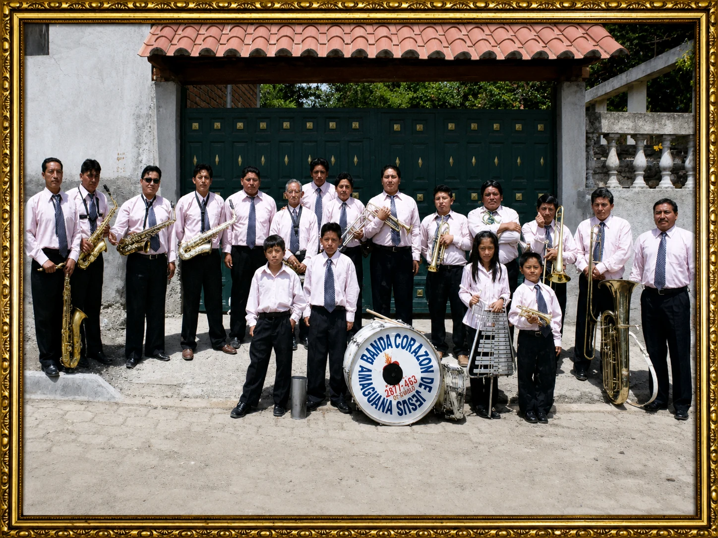 Formación de la banda con instrumentos y vestimenta formal.