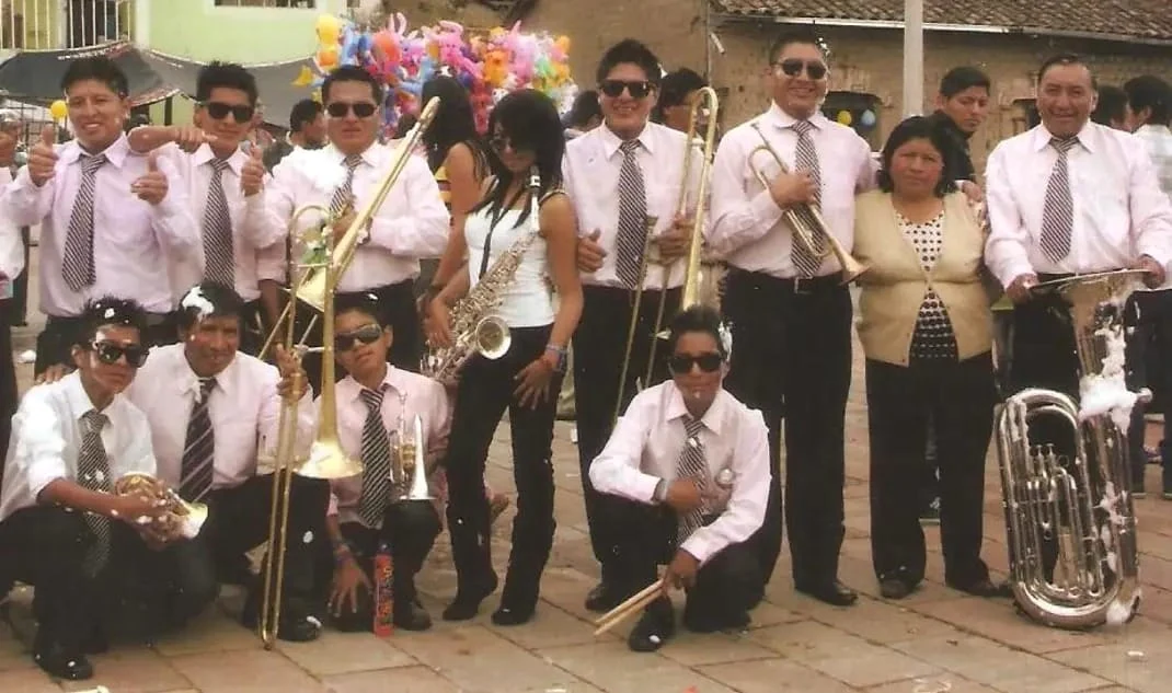 Integrantes de la banda con instrumentos durante una celebración.