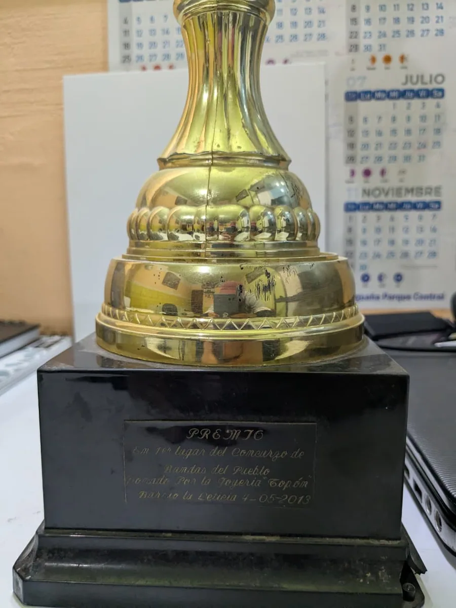 Detalle de la placa del trofeo de primer lugar en Barrio La Leticia.